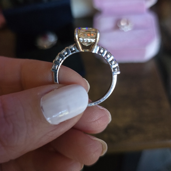 Elegant Yellow Gemstone Ring - Picture 5 of 10